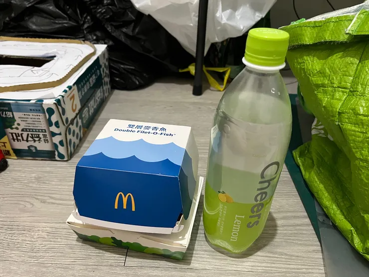 雙層麥香魚+沙拉+檸檬氣泡水。