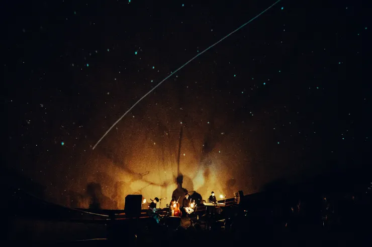 Cicada於大阪的天文館球型劇場演出，結合大面積星空投影，現場十分震撼。 