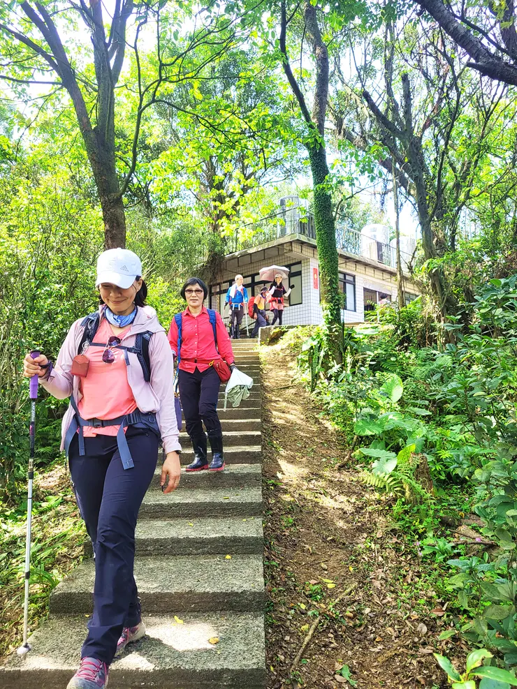 ▲離開紅龍山後來到安嘉長青會的水泥房子，此處左右二邊均有叉路，但是正確的路在房子後面。