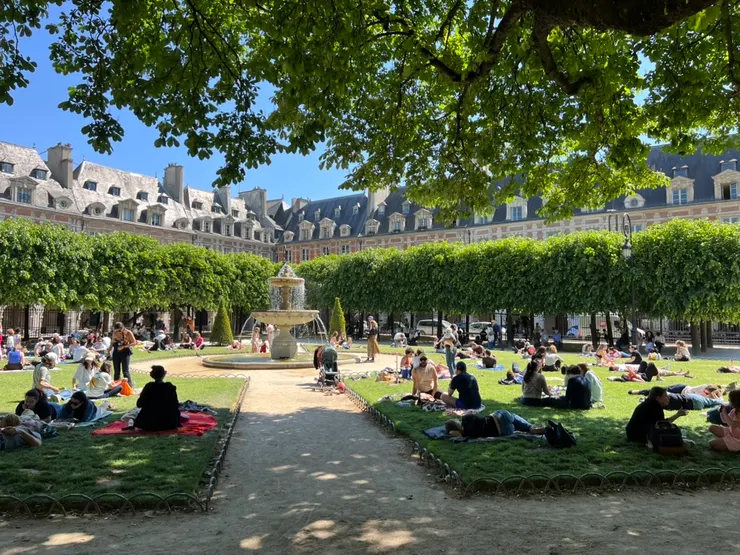 這麼多坐著享受天氣的人們