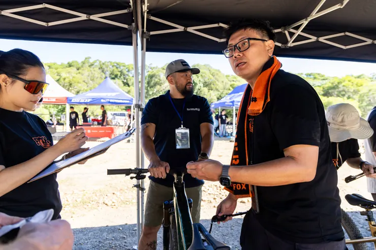 只要是Anthem X的車，騎士都會先來到Shimano & FOX的攤位來作細部的調校。用Giant的話來說，就是F1等級的服務！