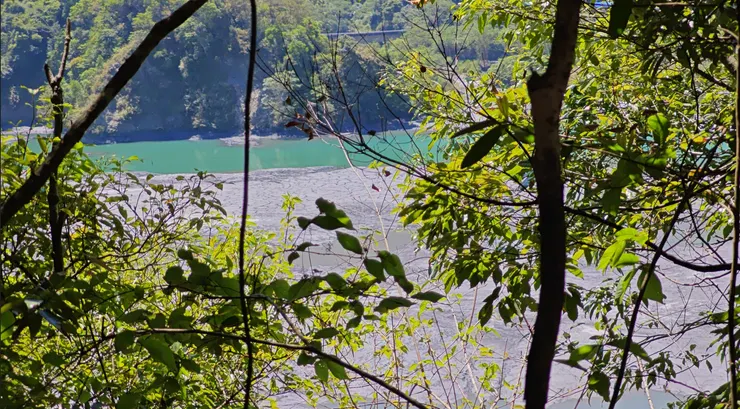 壩體將濁水溪上游的溪水導入日月潭,同時形成了絕美的「牛奶湖」景觀:陽光下的湖水呈現夢幻的土耳其藍