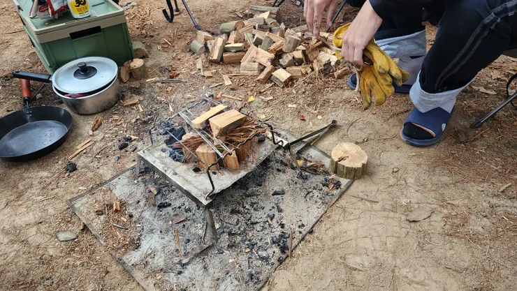 杉山與松葉都很容易生火。如果要生火，一定要先跟營主確認並使用防火布。
