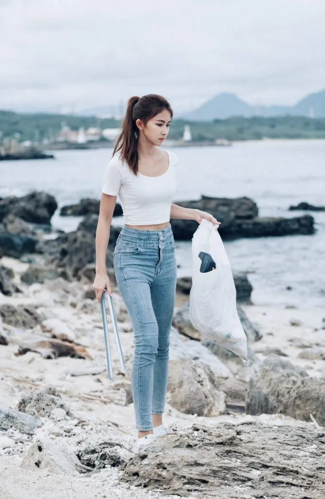 婷怡不僅號召粉絲自主響應淨灘保育海洋環境生態，更時常到海邊實踐「將海洋還給地球」的親身淨灘，因為她認為只有透過親力親為，才會知道我們都只是過客，所以環境永續是為了全地球生物延續的必要性。（圖／鄭婷怡Ty提供）