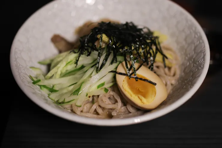 小涼絆涼麵蕎麥麵條與底下透出的醬汁頗為文青