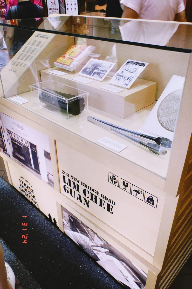 陪伴肉乾店走過歷史的器具展示櫃(圖片來源:本文作者)