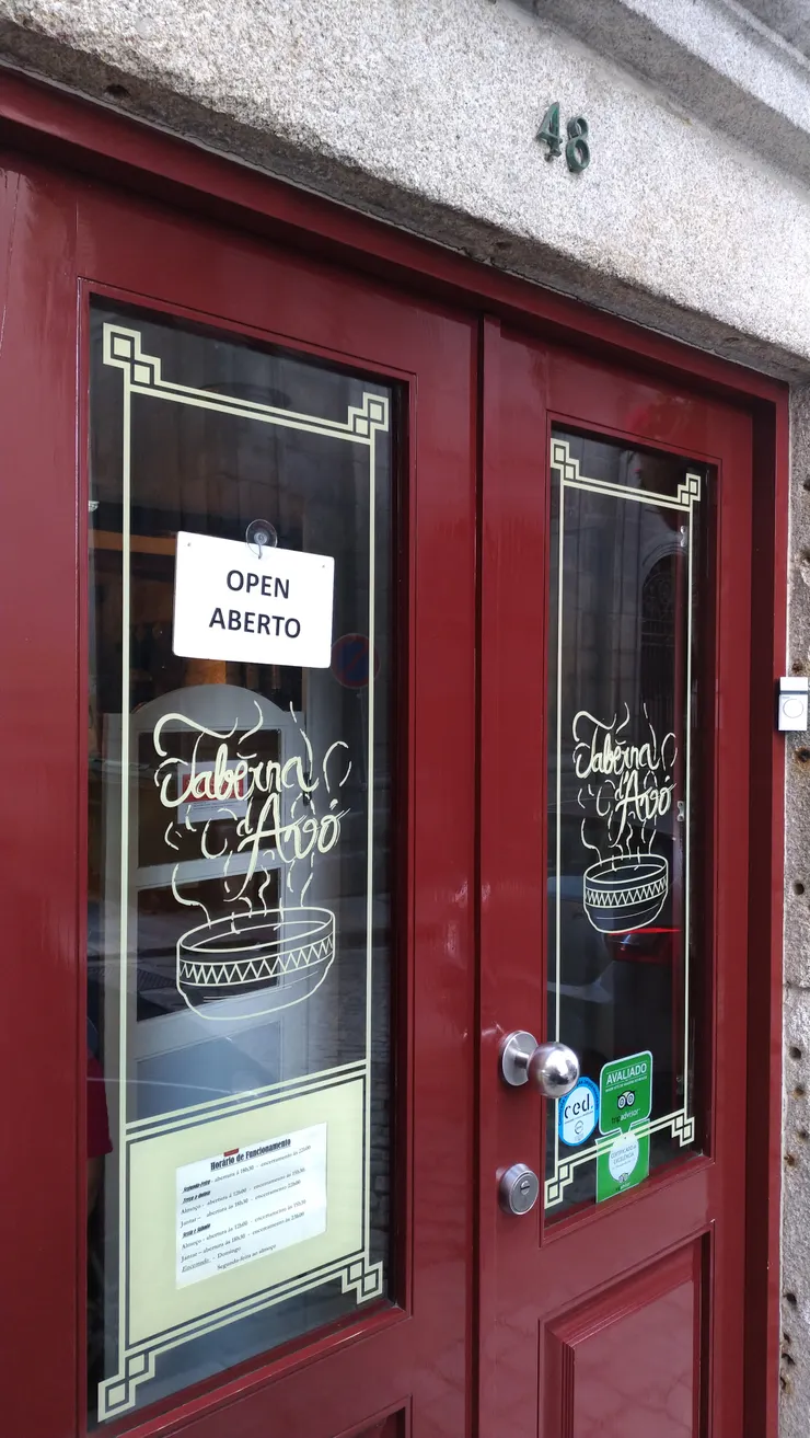 店門口很有葡式風格，就是不起眼，不注意看很容易會錯過