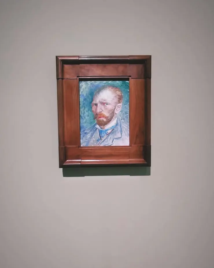 他也一如既往，皺眉、凝視、沉默。（作者本人所攝影）