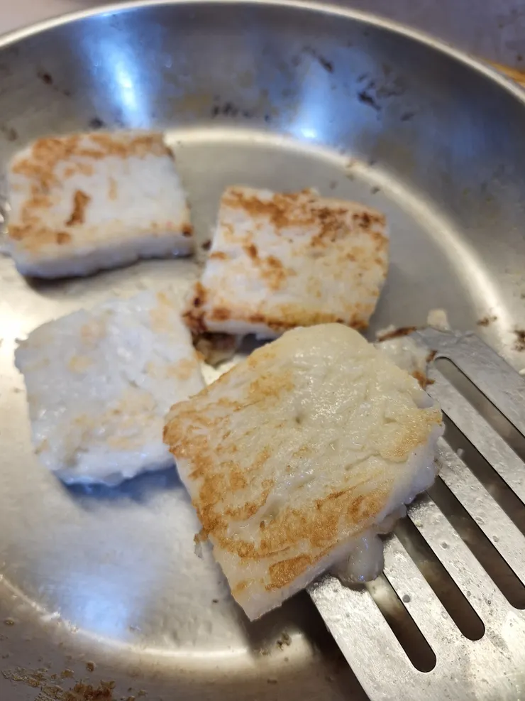 用不鏽鋼鍋不沾的方法:熱鍋-放油-關火-放入已退冰的蘿蔔糕-開火-全程小火煎。