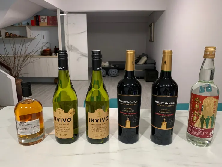 【再附上酒的相片，像在問「得飲一杯無？」】