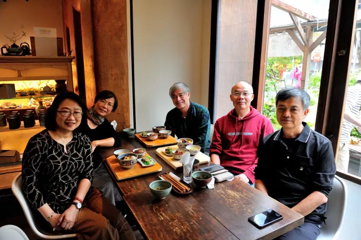 近年因父母老、病，啟栢提早退休，與阿倫每年回台陪顧半年，才較有機會相約聚聚。這是2019年3月在台北永康公園旁的聚落山海午餐。