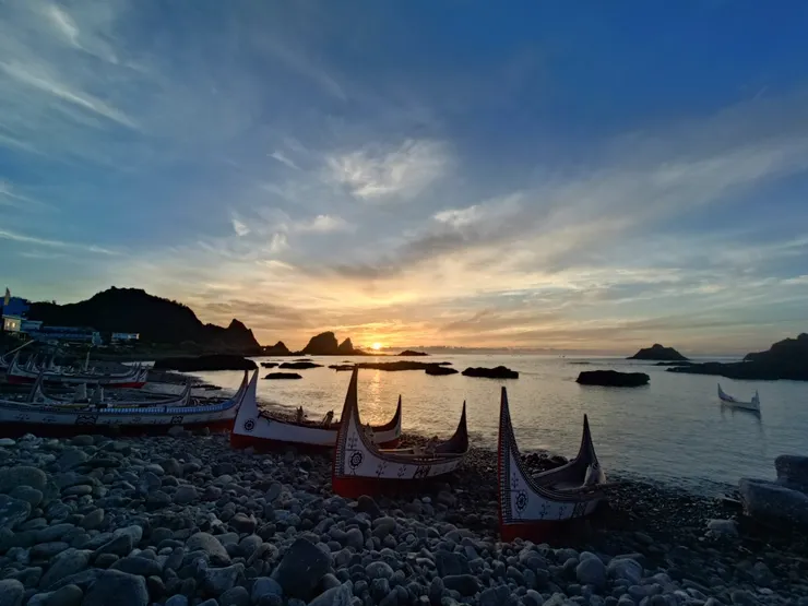 借用同行友人的照片，在日出前帶著灰色調的拼板舟們仍在沈睡