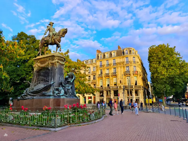 【停留不多日幸有在地達人引導！經過General Faidherbe Statue，Faidherbe將軍曾任法屬西非總督，創建塞內加爾殖民軍隊。】