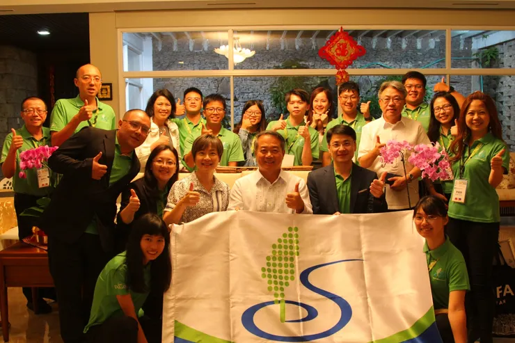 晚上前往駐菲周大使官邸用餐