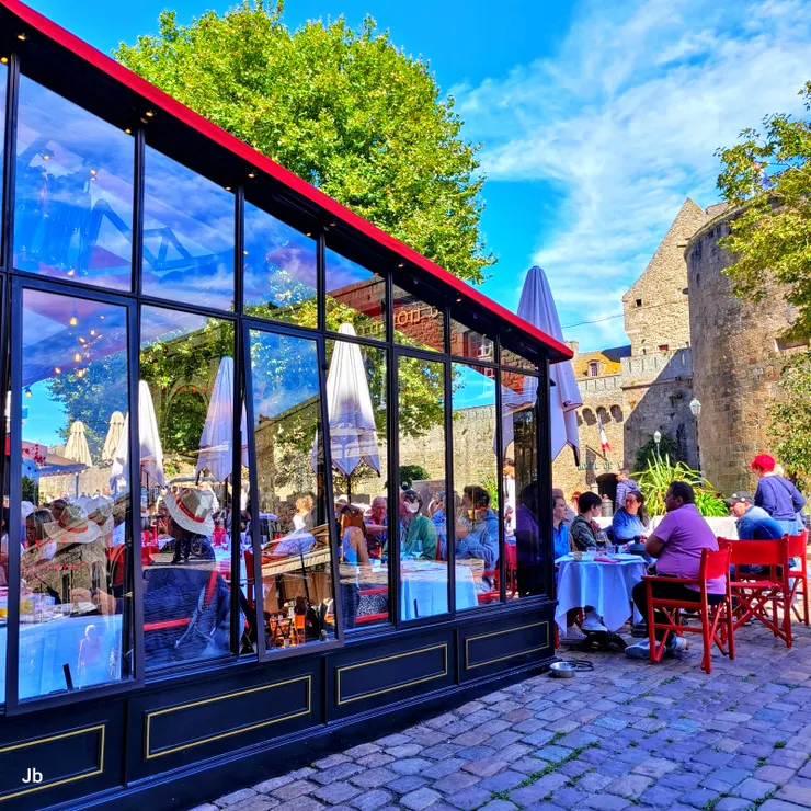 【沿途餐廳無不高朋滿座】