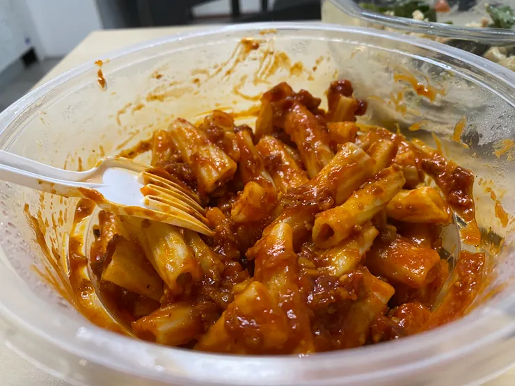 微波義大利麵吃到後來有點鹹,可是算很好吃的