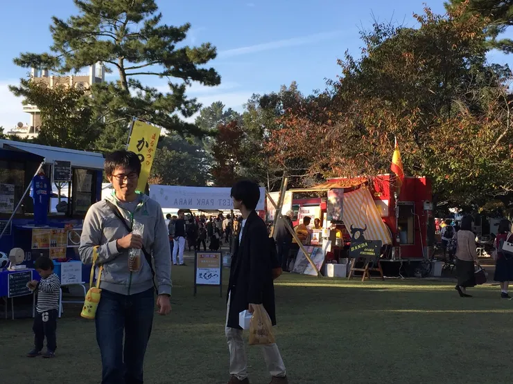 在公園裏有各式攤販和餐車，讓遊客盡享奈良的秋日氣息。（作者拍攝）