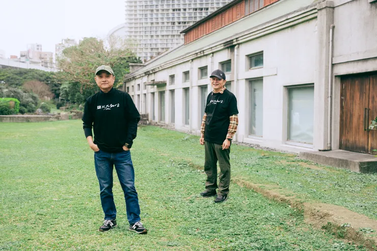 《鹽水大飯店》導演鄭文堂（左）、林志儒（右）專訪照。／攝影：莊泳翔