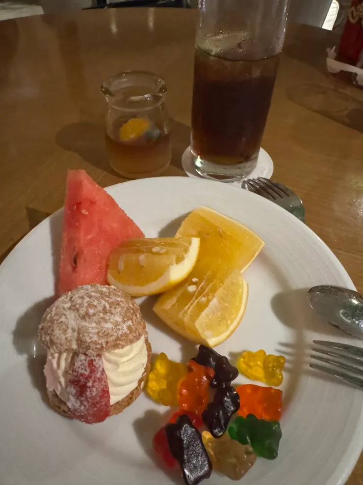 還有甜點和水果，小熊軟糖是平常時段也一直都有提供的