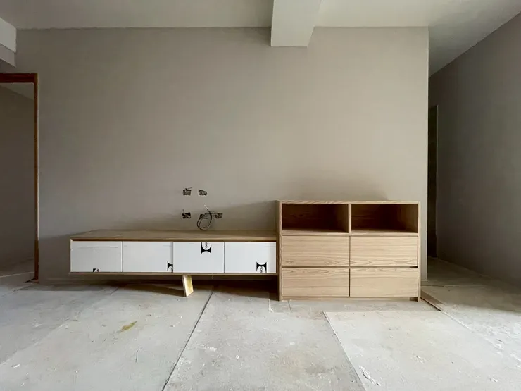 特調漆色賦予了牆面生命力，是客廳氛圍的重要推手。