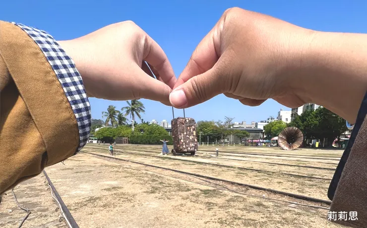 兩人拿著小小的行李箱