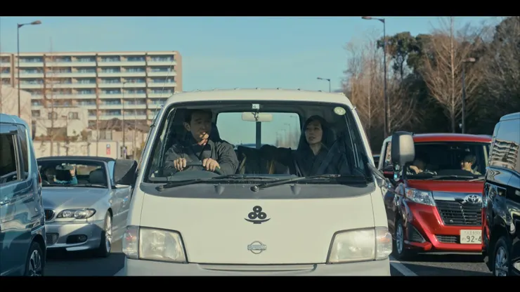 忍者夫妻檔開著破舊發財車執行任務中