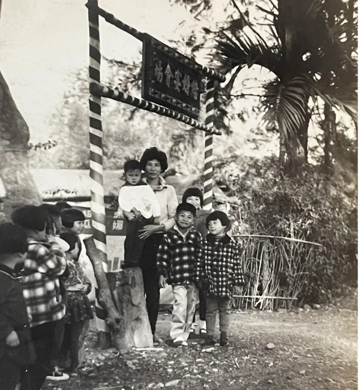 媽媽與我們四個兄弟姊妹合影