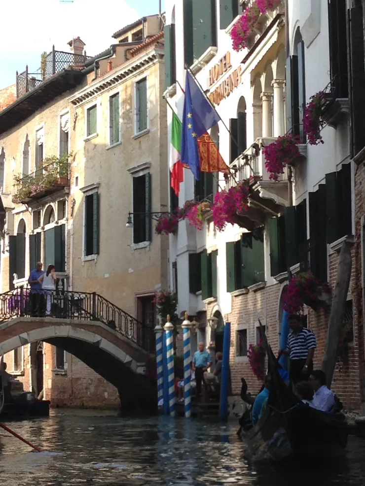 不時會經過小飯店(右手邊),飯店有自己的搭船處