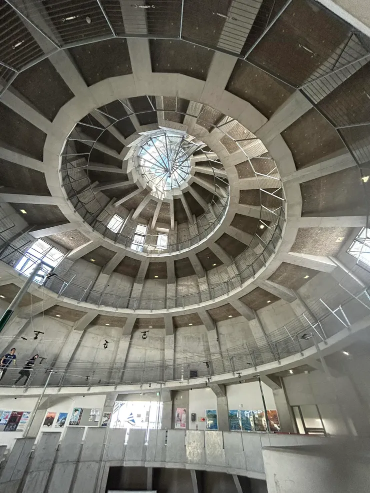 內部的視角很特別,值得一逛