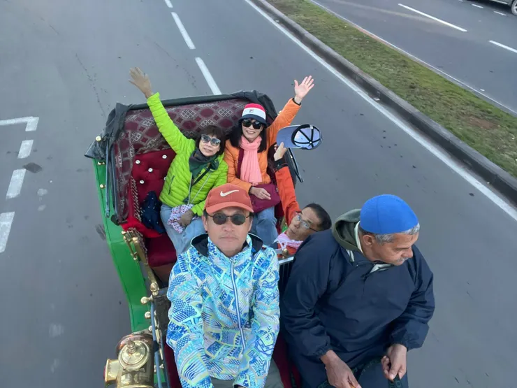 馬車走在馬路上