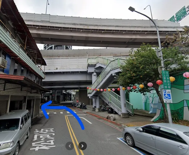 沿松河街行駛至高架橋下方左轉