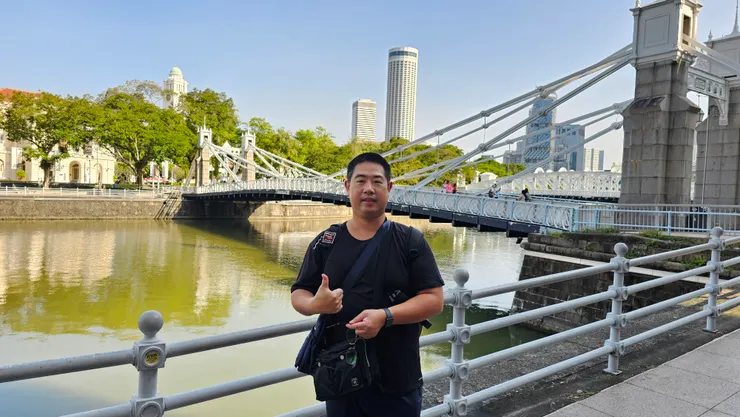 我身後是新加坡河和加文納橋!背景最高那棟是也有在賣五星級飯店剩菜盲盒的瑞士史丹福酒店!