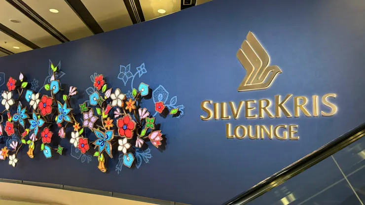 在樟宜機場 T3 ，進入新航貴賓室之前，美麗的藍色 batik 花紋深深吸引所有旅客的目光