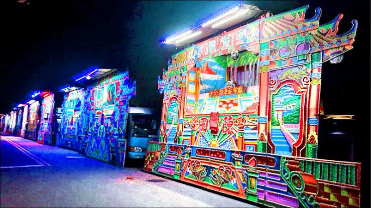 慶典時酬神戲棚眾多（圖片來源：自由時報）