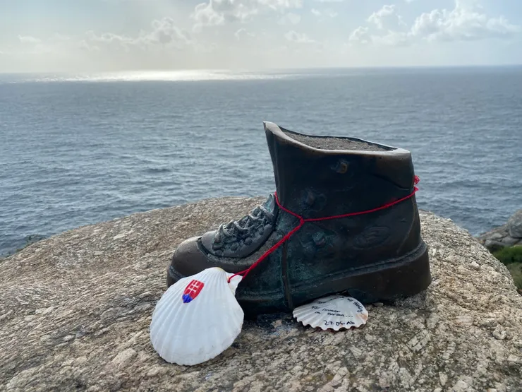 世界盡頭象徵大家的登山鞋銅像