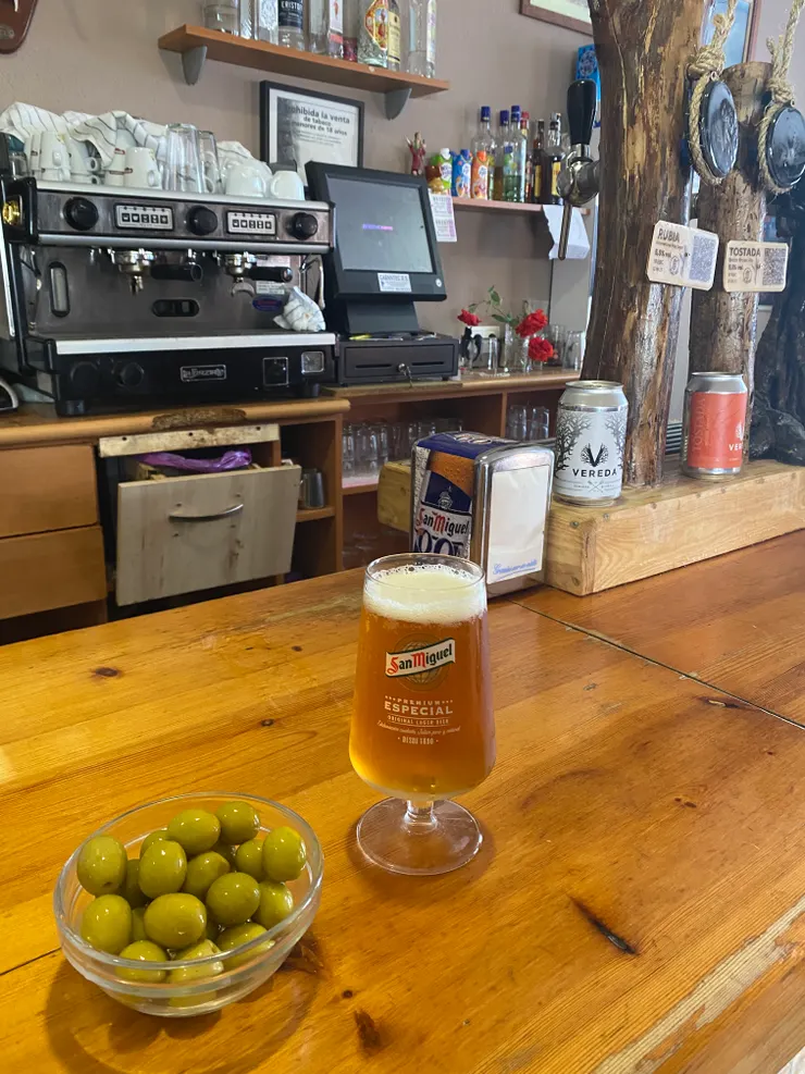 快樂的啤酒時間，還有好多橄欖。