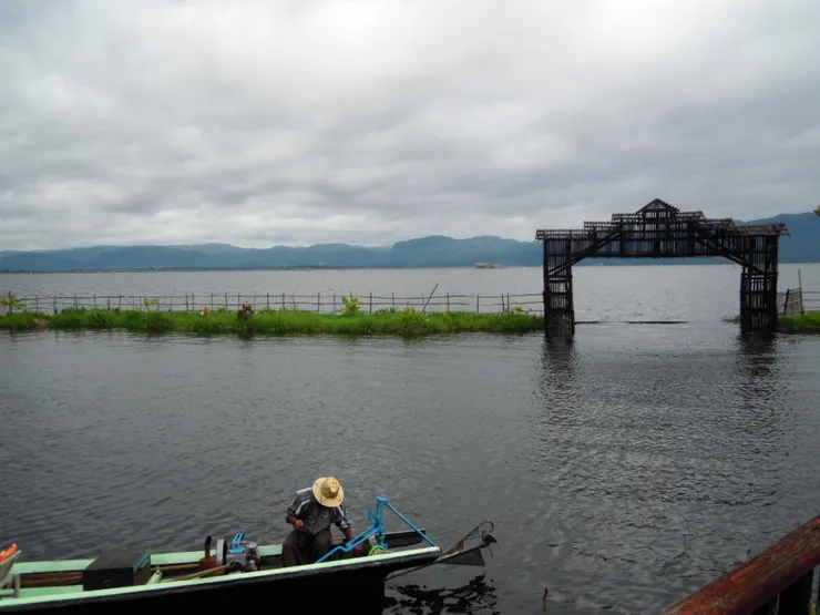 移動的布袋蓮漂走了，水寨門口暢行無阻