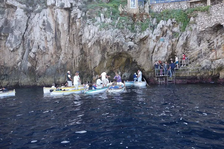 藍洞的洞口相當狹小(右邊可看到從陸路過來的遊客，也是要排隊參觀藍洞)