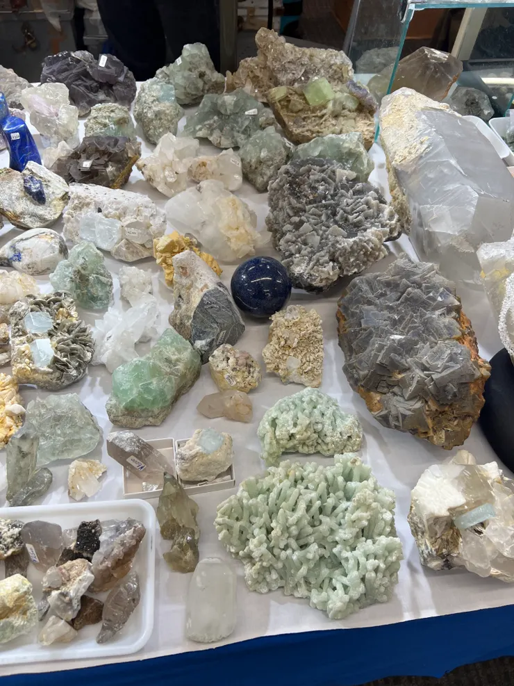 各種礦石水晶都有,現在翻照片又想去挖寶了!