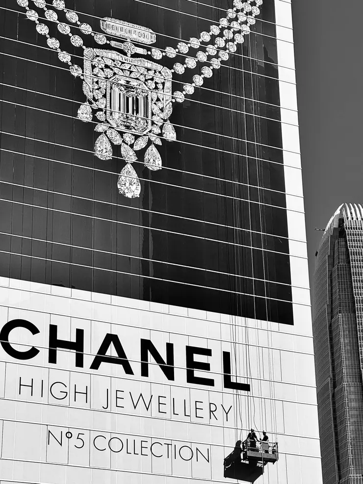 香奈兒與清洗牆壁的工人，香港資本主義的兩端