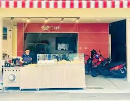 [基隆美食]當天現做現賣的三小姐油飯鍋貼，經營三十年的老店，