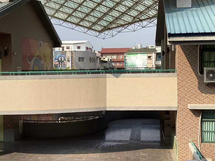 很喜歡老師解說學長視角：遠方磚紅建築是學區內的後紅國小，從岡山國中望去的連結，是學子們在義務教育下的傳承意象。