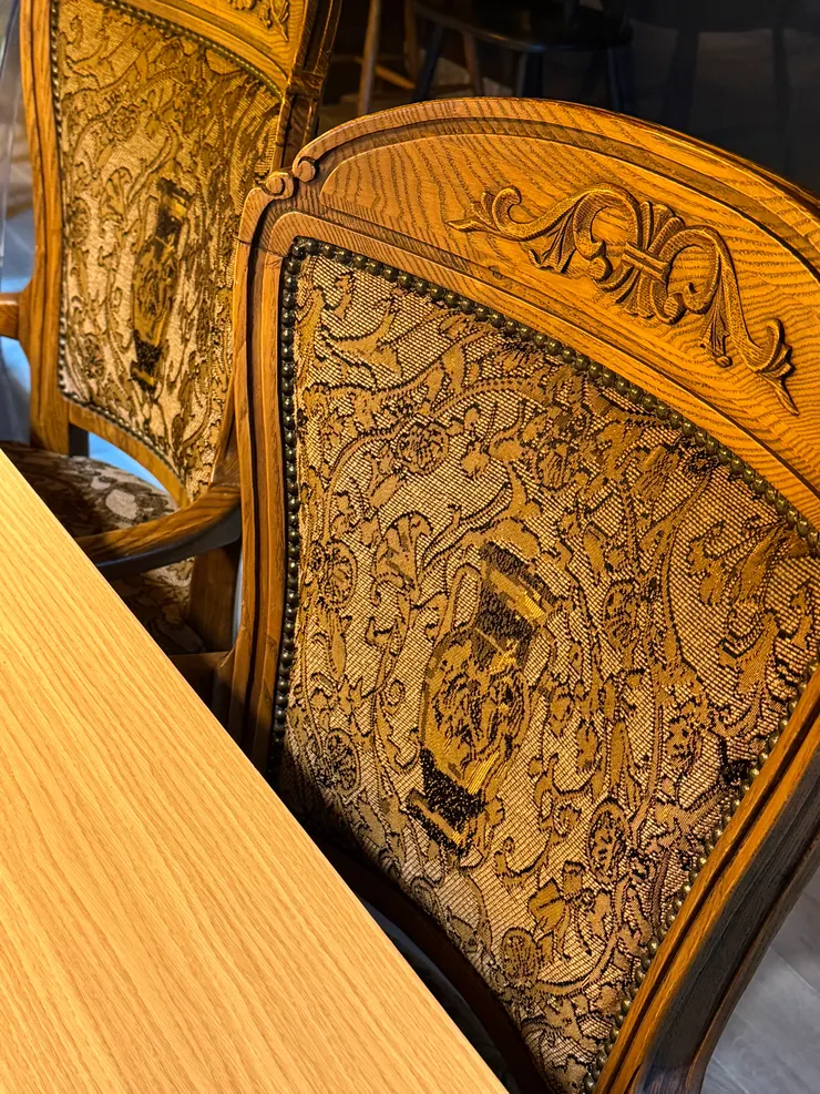 有質感的雕刻紋路木椅