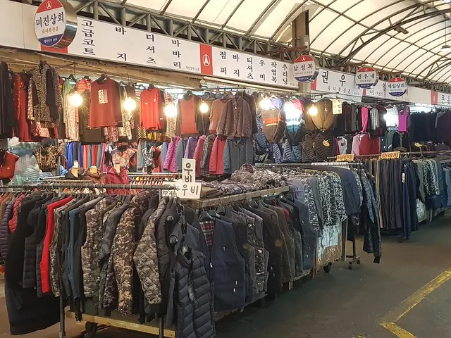 永登浦傳統市場的成衣攤位