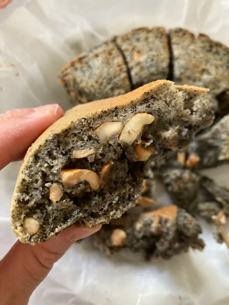 剛出爐的濃郁芝麻堅果蛋糕!好好吃!