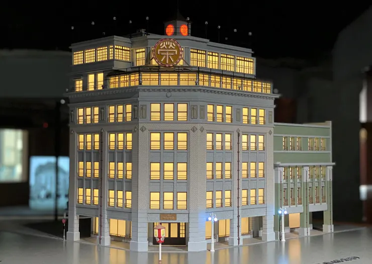 菊元百貨店原本基地是呈正方形，三角窗轉角兩側各有兩開間。十字路口上，設置了台灣第一座紅綠燈。