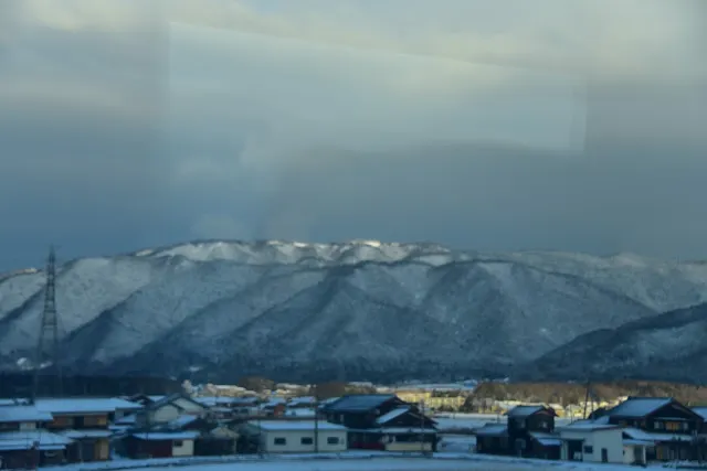 窗外的山景逐漸染上屬於北國的雪白