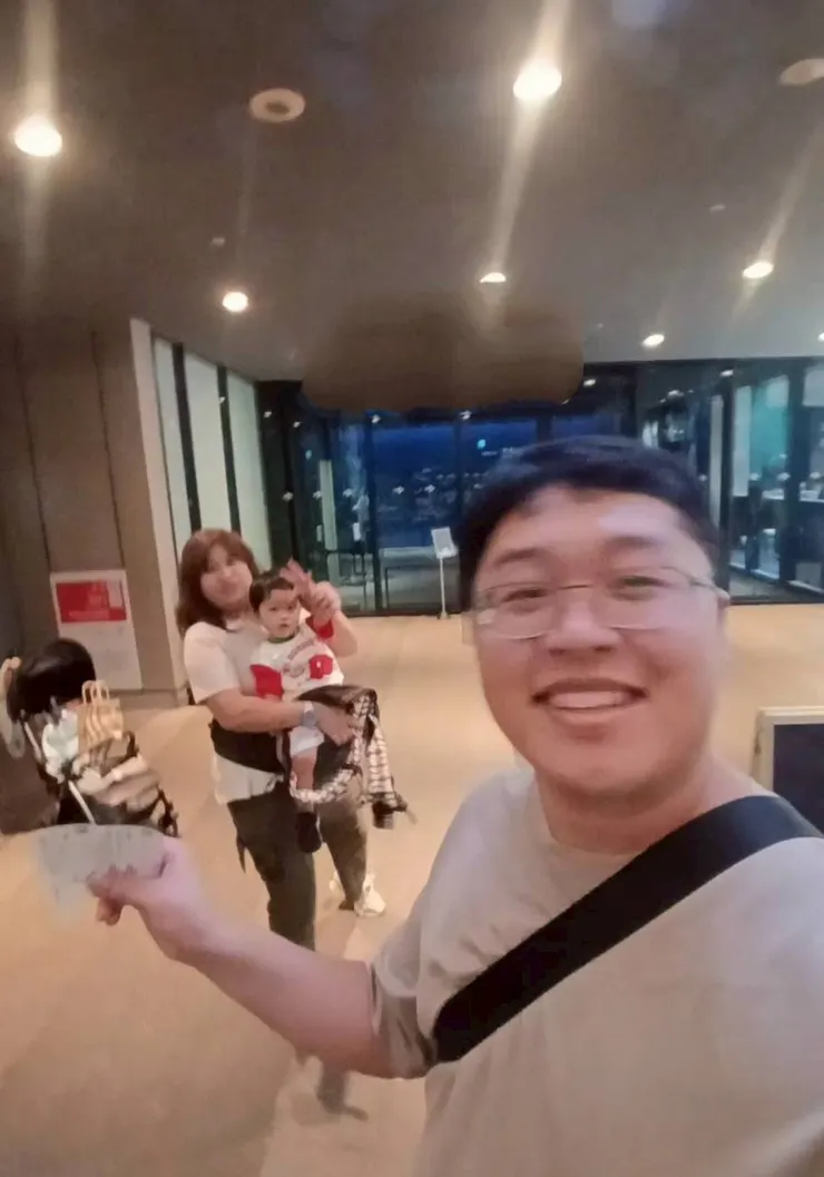 準備進水族館前的拍照