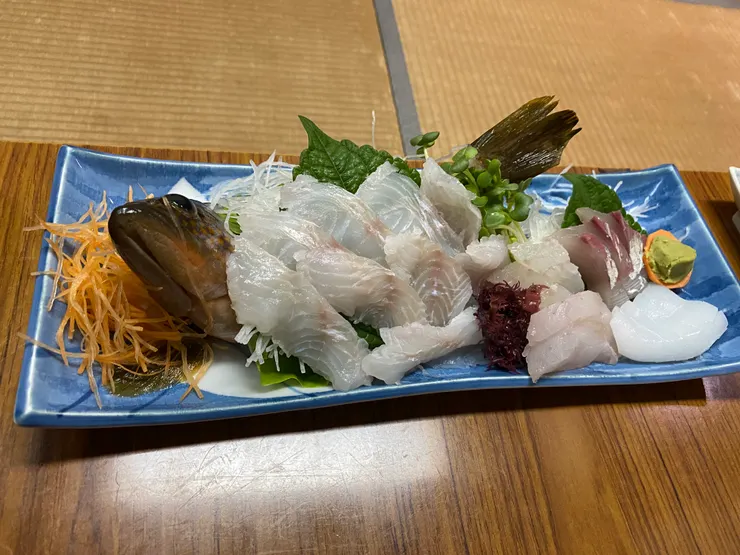 現撈現殺的生魚片刺身，魚片彈牙，魚身還會動