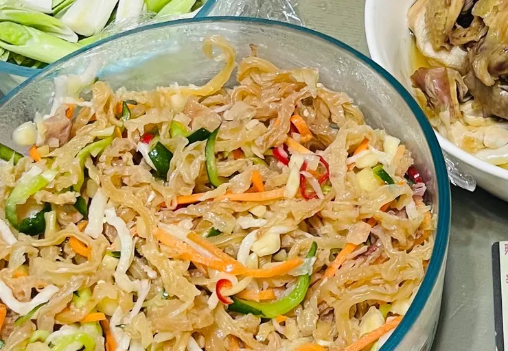 自製涼拌海蜇皮經常是我家逢年過節的必備菜單